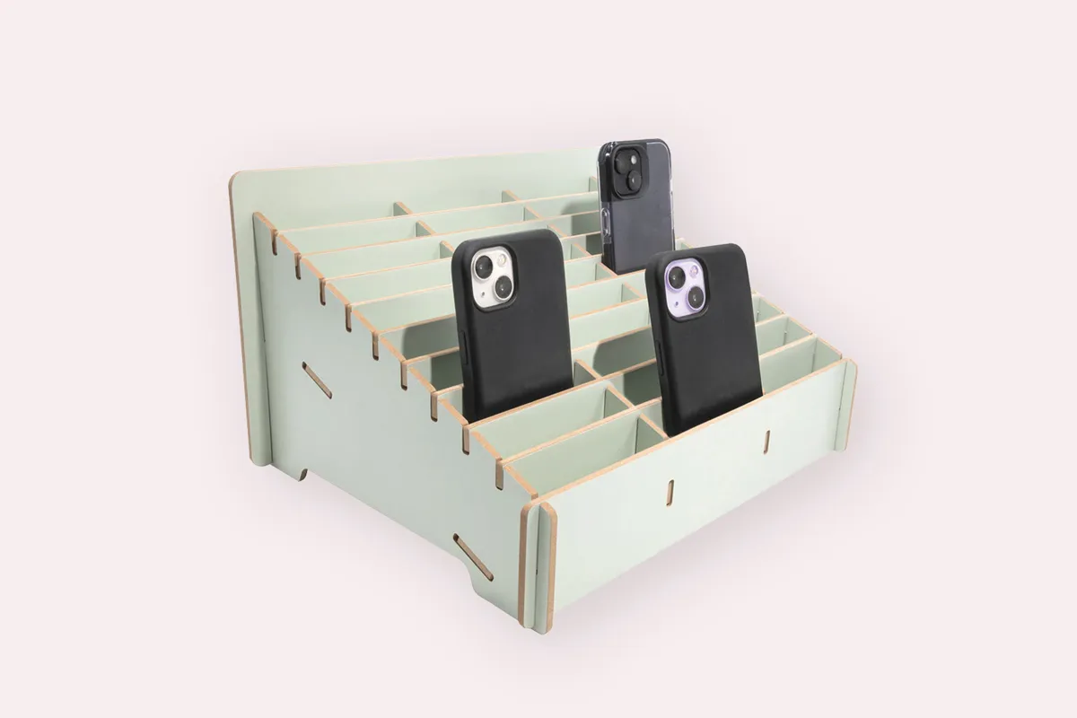 Handyparkplatz aus Holz auf rosa Hintergrund