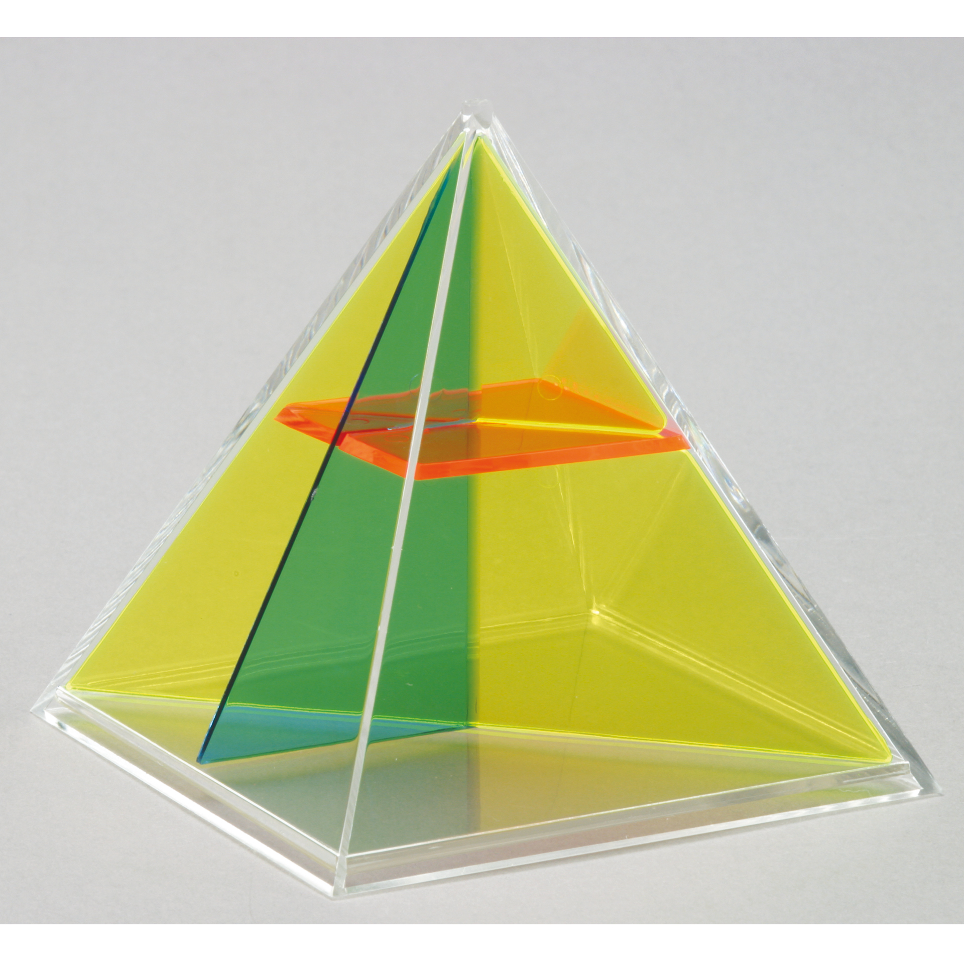 Pyramida s horizontálním a vertikálním řezem
