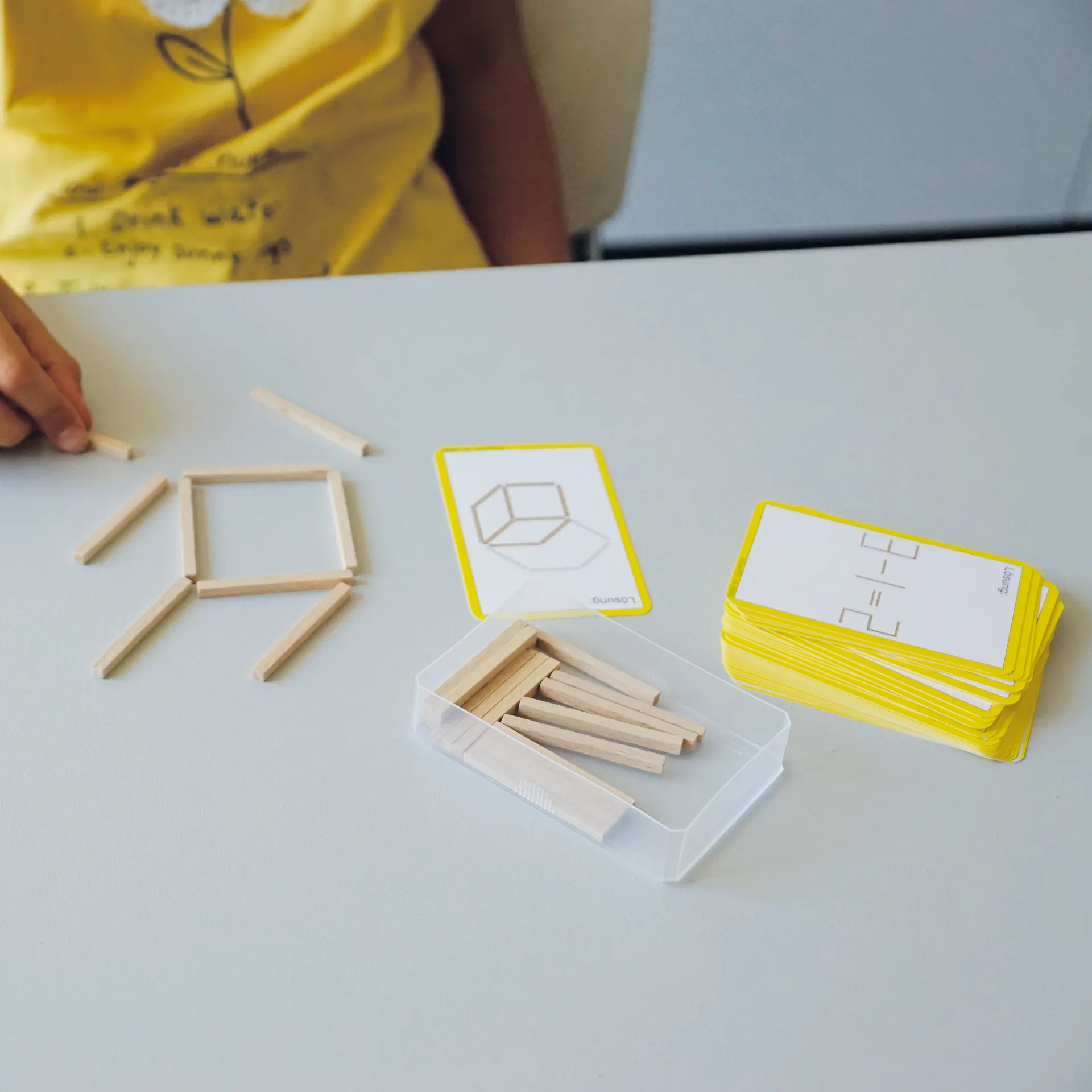 Holz-Stäbchen-Spiel im Etui