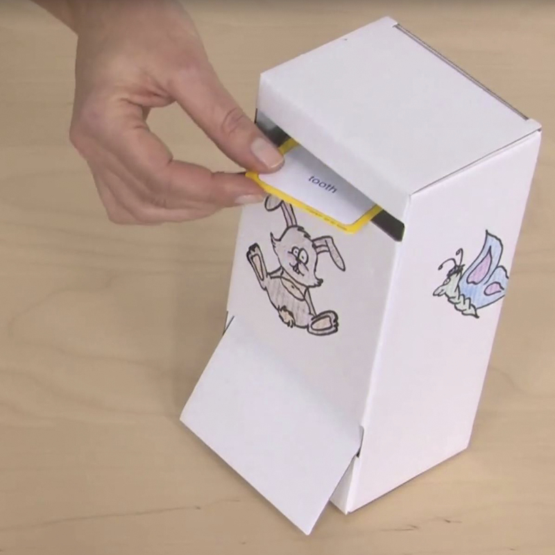 Kartonowy komputer biały, pusty