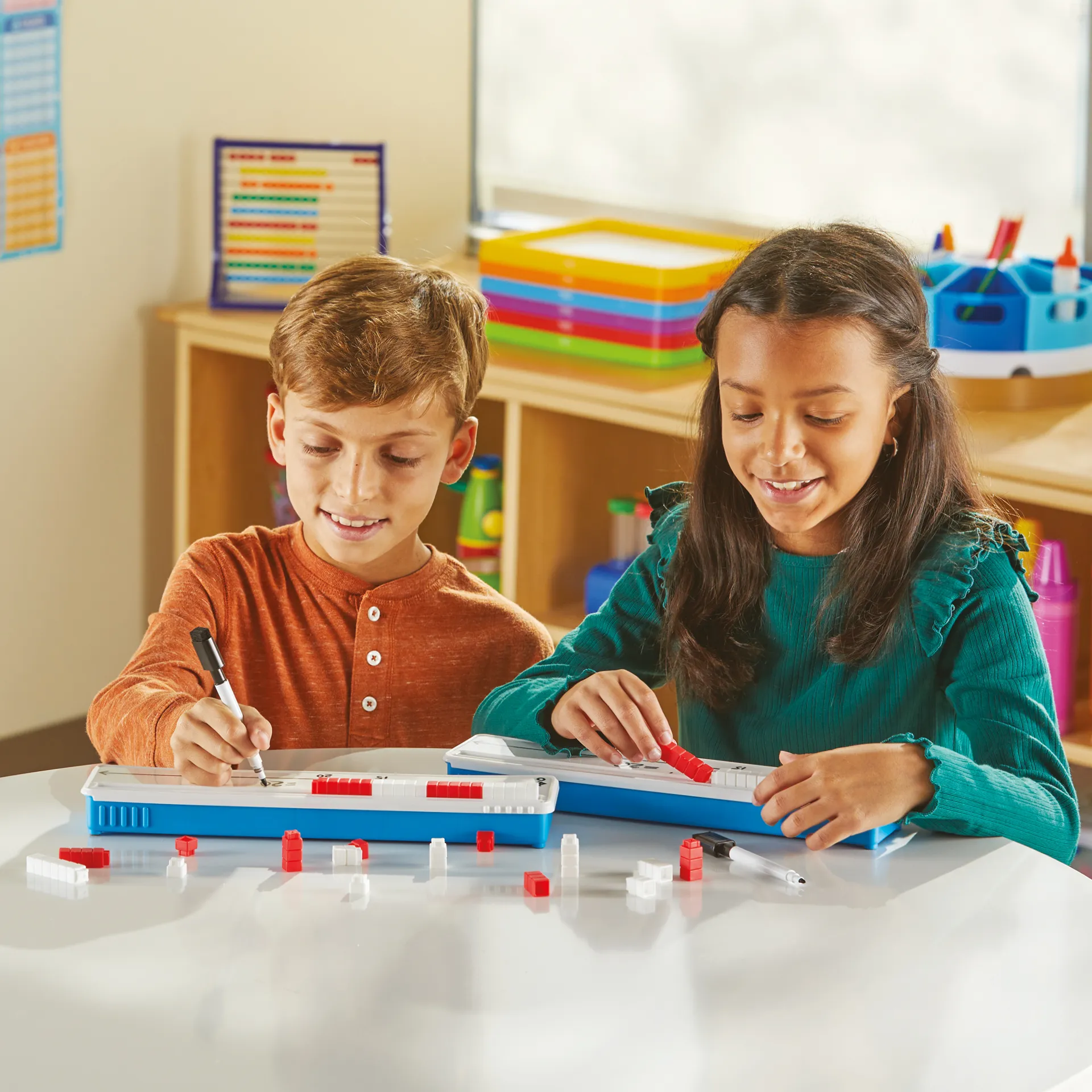 Blanco getallenlijn met rekenblokjes rood-wit, 52-delig