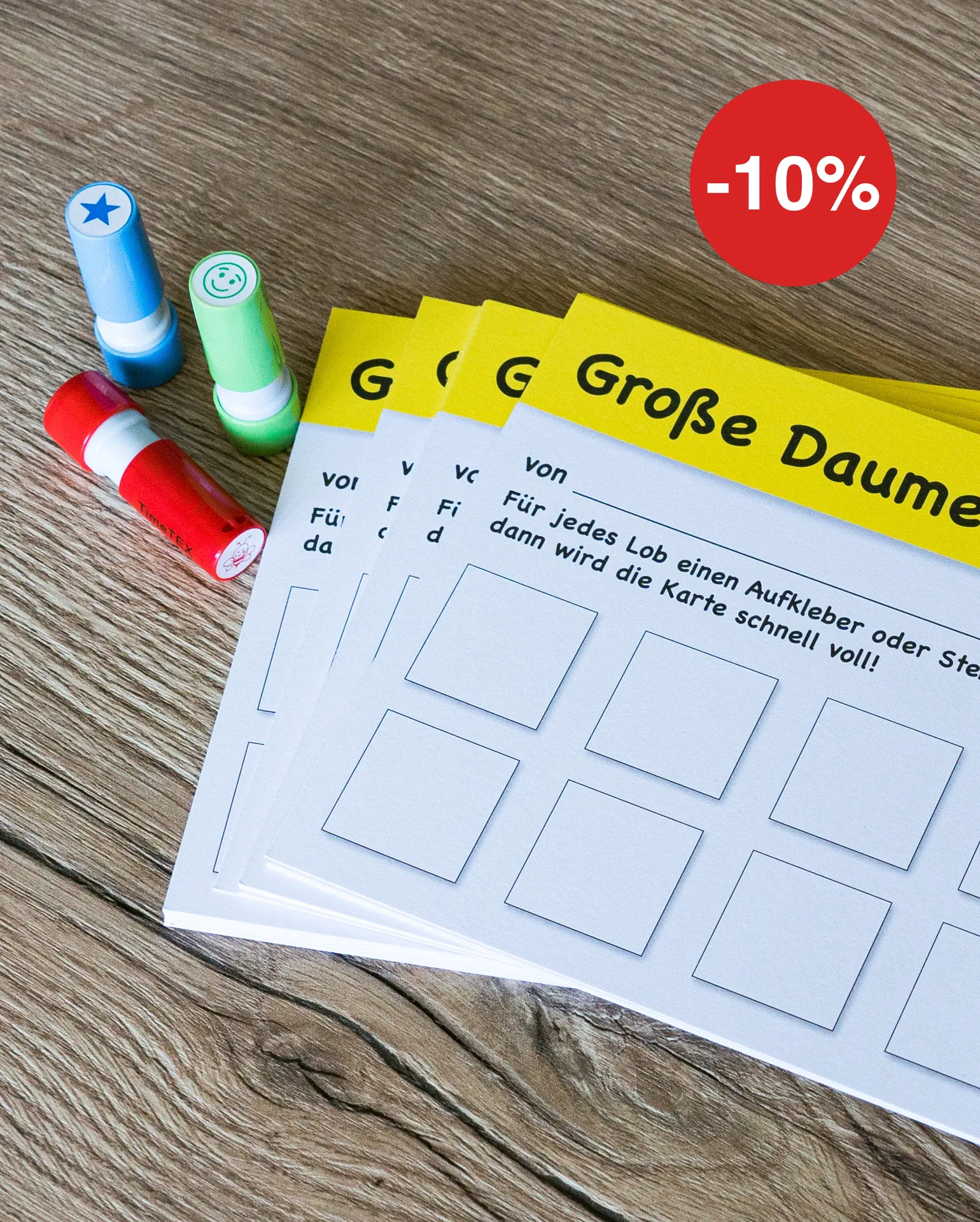 Ein Stapel Großes Daumenkarte mit 10 Feldern liegen mit 3 Stempeln auf einem Tisch