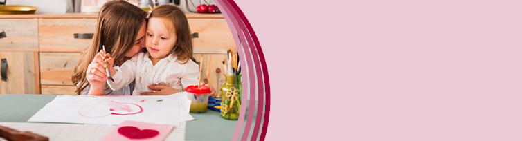 Kind beim fröhlichen Malen eines Herzens für den Muttertag