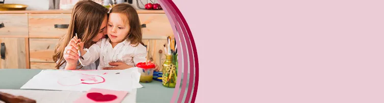 Kind beim fröhlichen Malen eines Herzens für den Muttertag