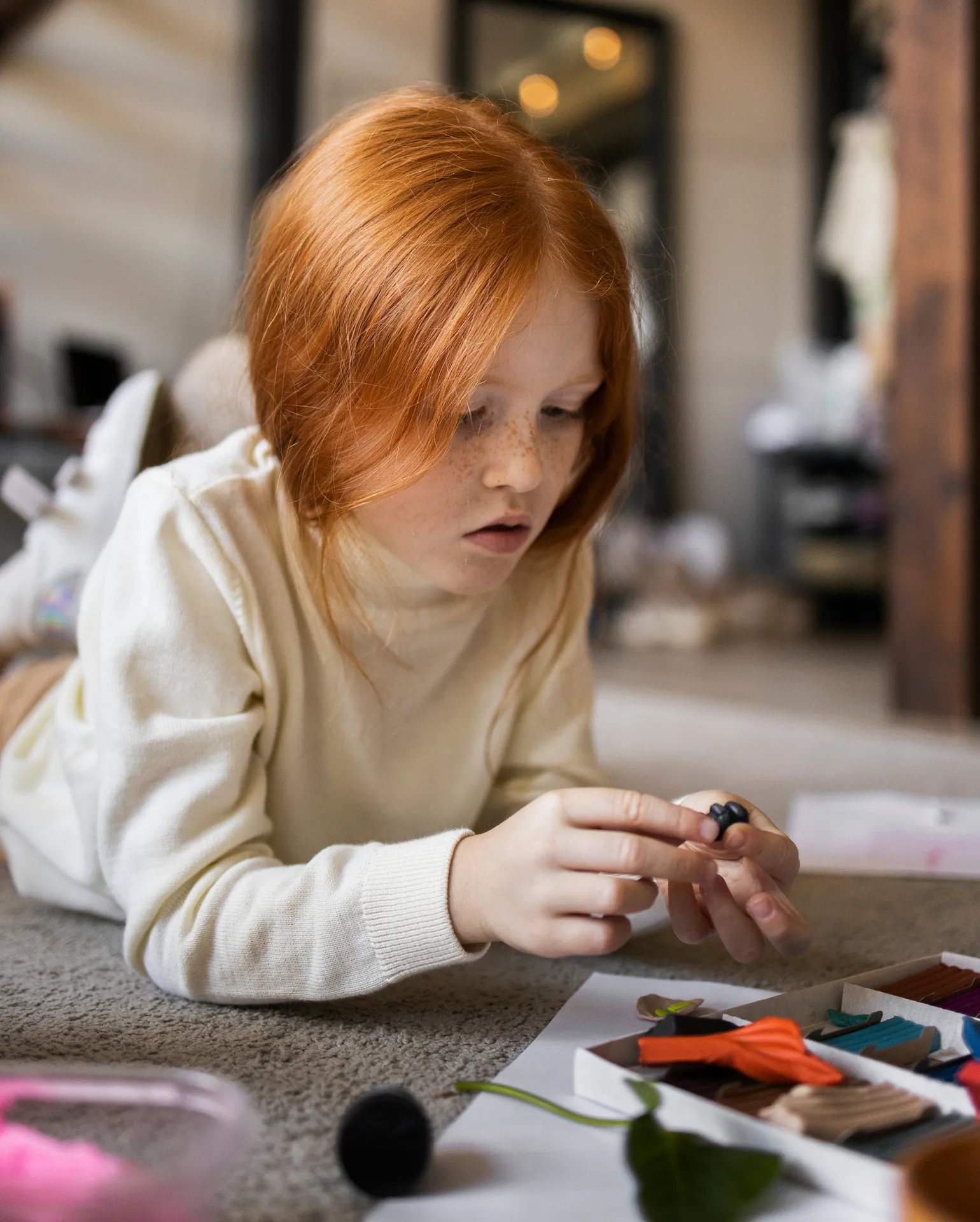 Kind untersucht verschiedene Spielsteine