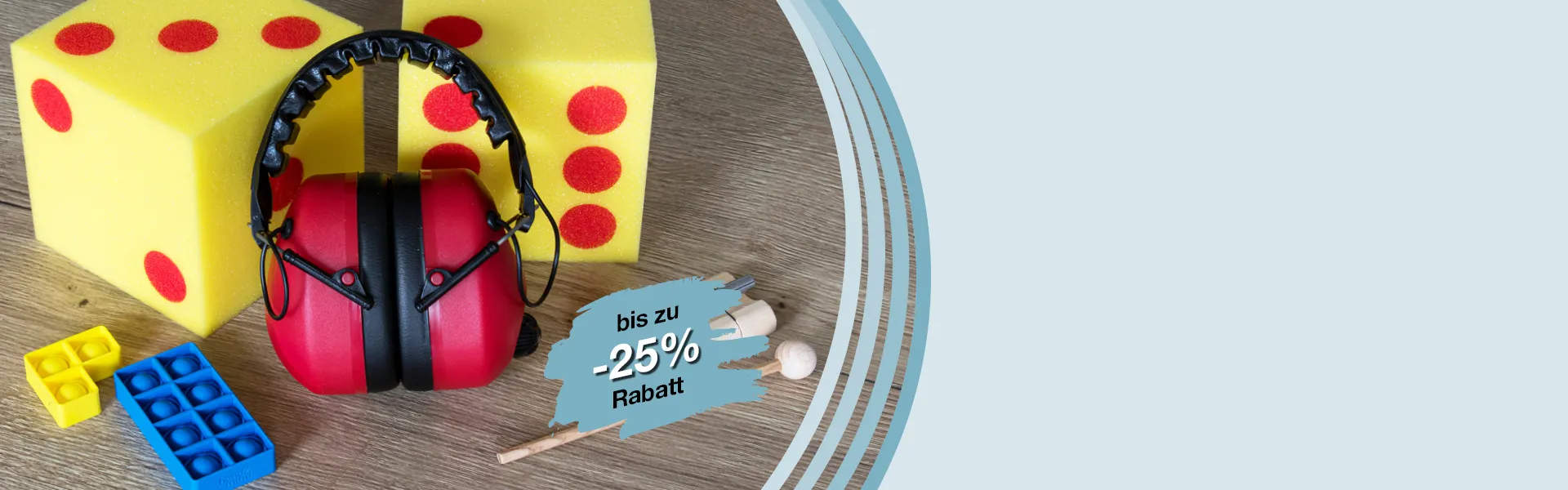 Roter Gehörschutz steht vor großen gelben Flüsterwürfeln