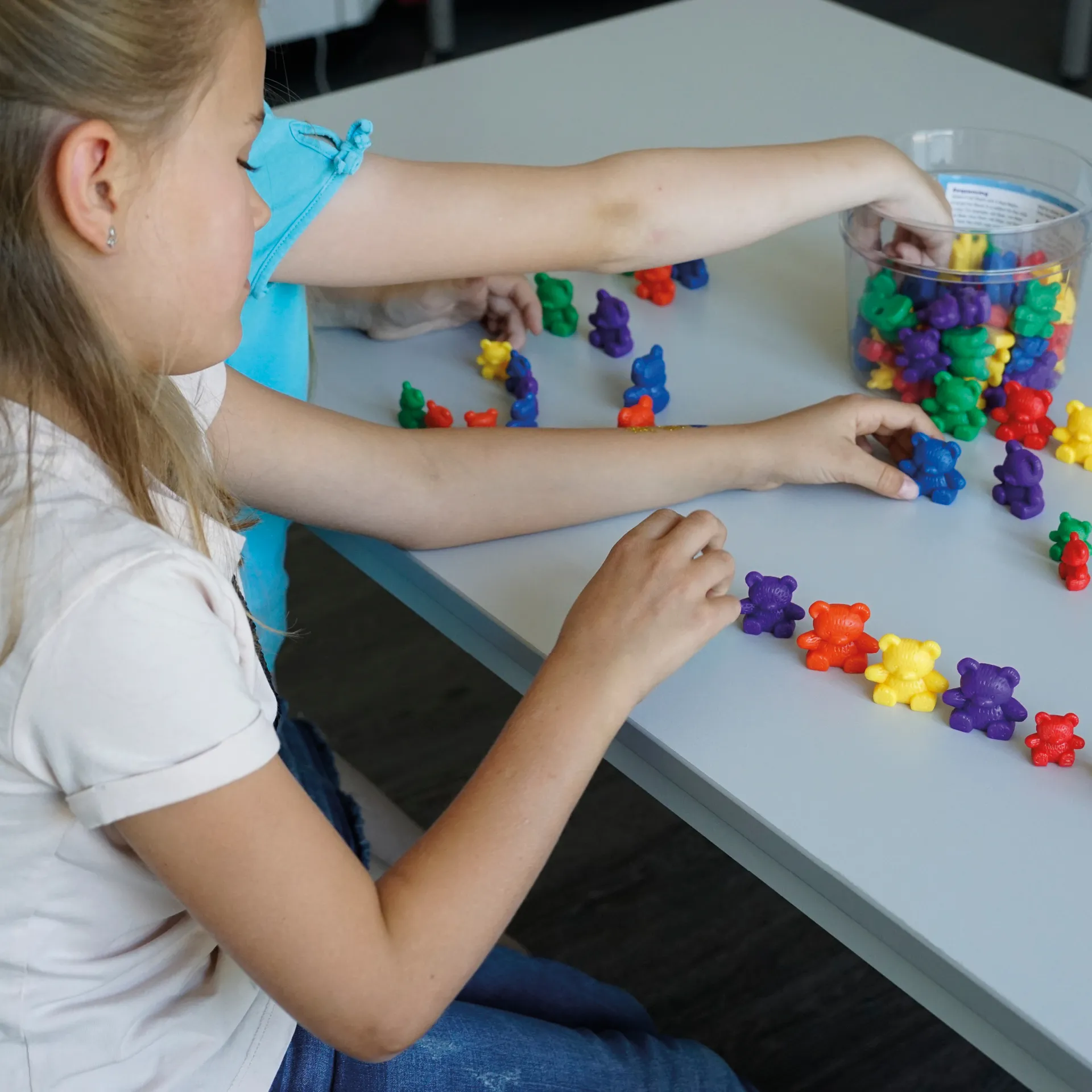 Mathe-Bären "Familie" in Box, 6 verschiedene Farben, 96-tlg. Mathe-Bären "Familie" in Box, 6 verschiedene Farben, 96-tlg.