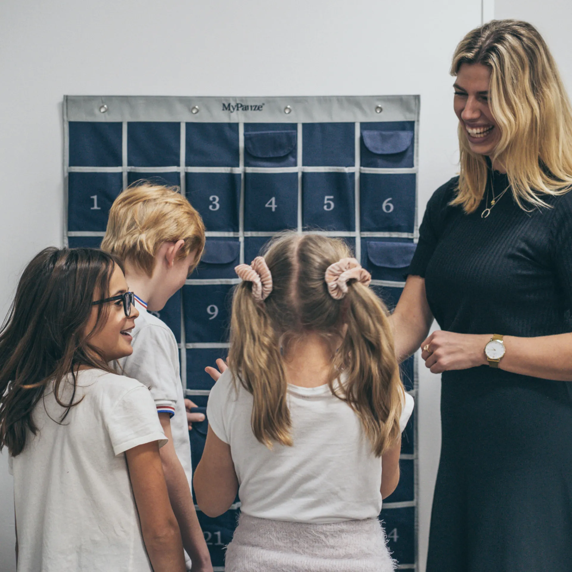 Handy-Hotel "Cyber-Safe" mit 30 Einstecktaschen, 128x78 cm