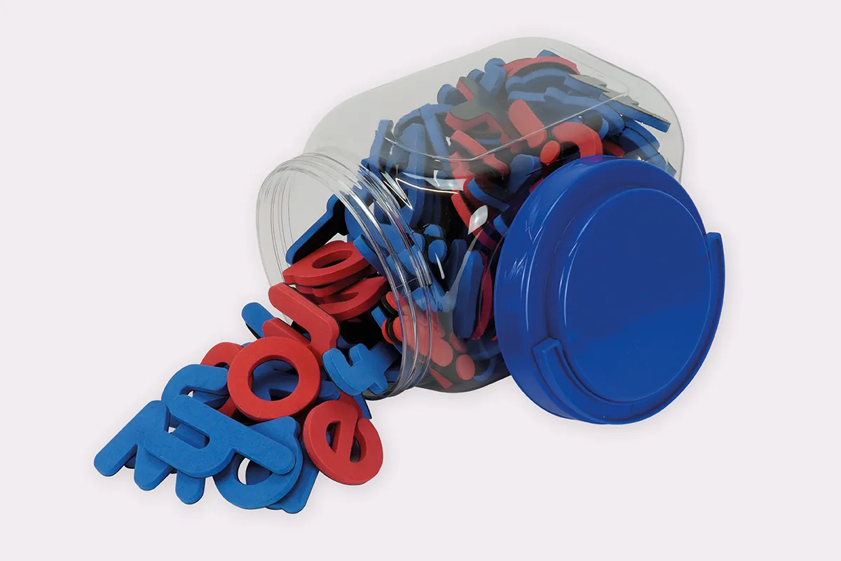 eine transparente Box mit Magnet-Buchstaben aus Schaumstoff in rot und blau
