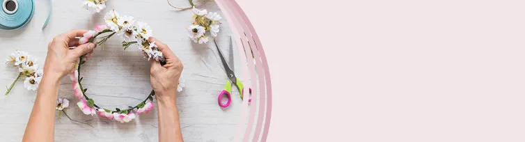 Kreativer Basteltisch mit Origami, Wasserfarben und Papierarbeiten