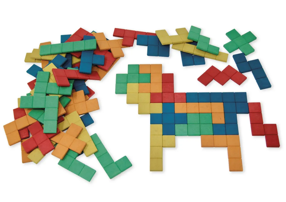 Set med pentominoer av RE-Wood, med mallar, 938 stycken. i låda