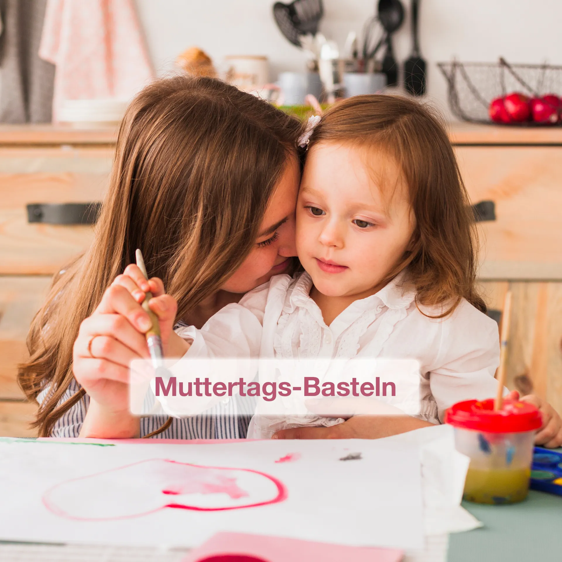 Kind beim fröhlichen Malen eines Herzens für den Muttertag