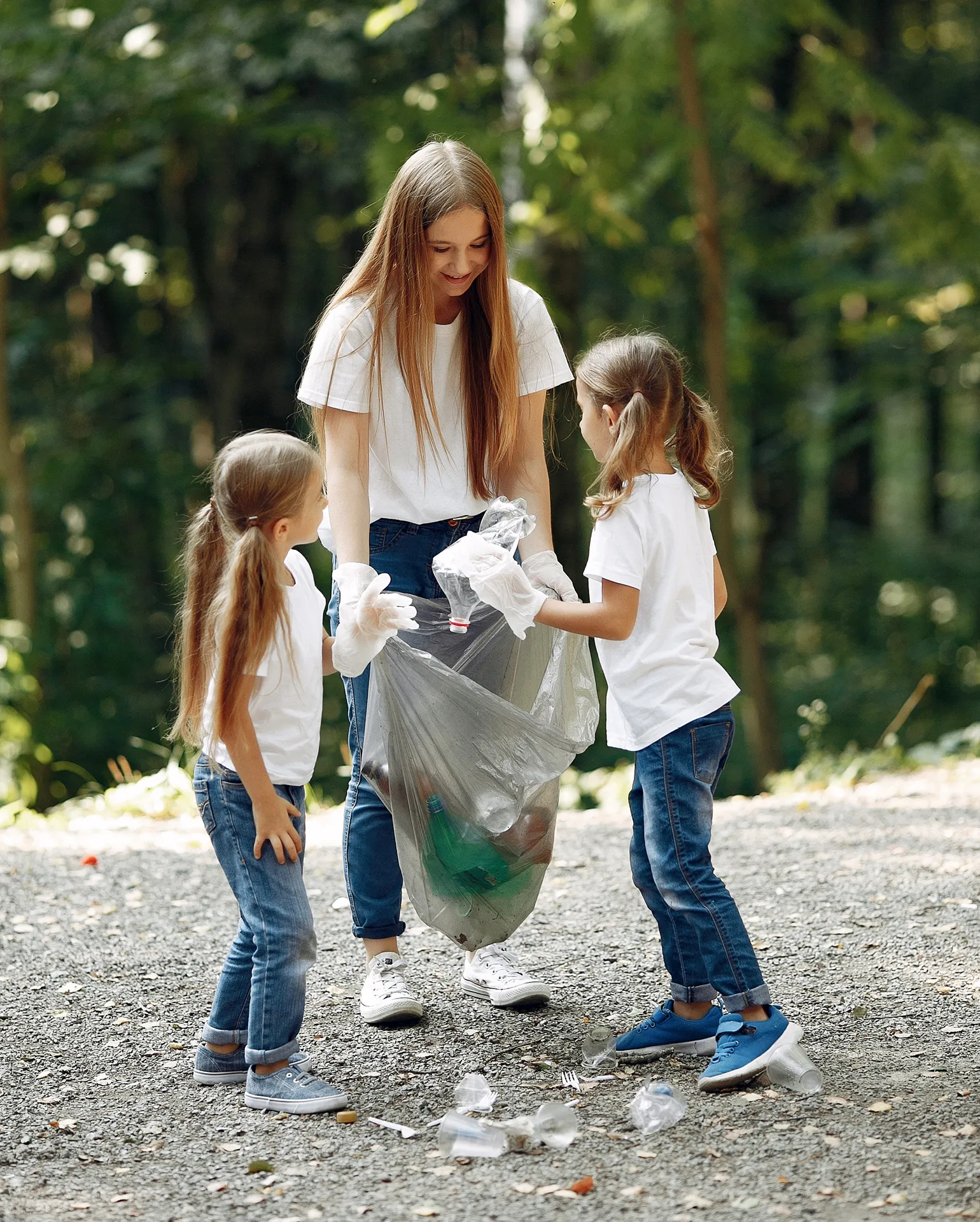 Kinder räumen Müll von einem Feldweg weg