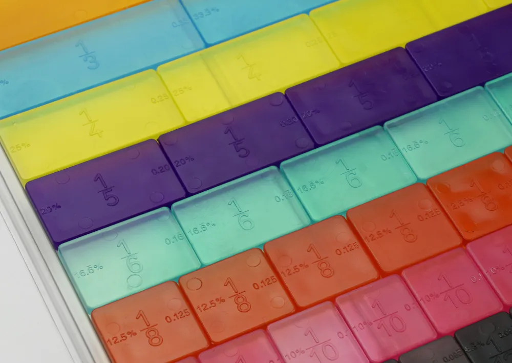 Kit de classe de tuiles et de bandes de fractions multicolores en RE-Plastic® et carton, 510 pcs