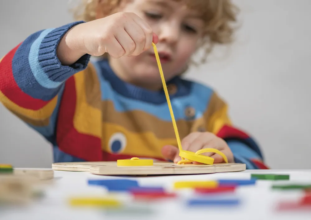 Fädelspiel "Knöpfe annähen", 84-tlg.