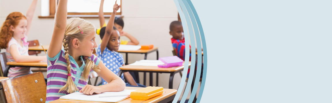 Kinder melden sich im Unterricht