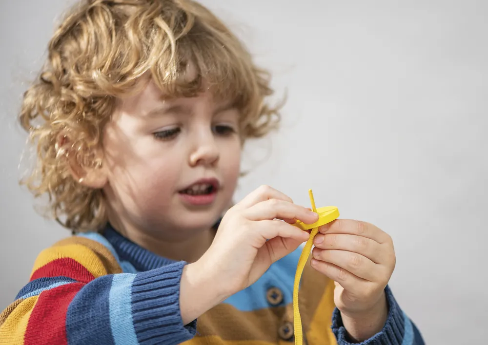 Fädelspiel "Knöpfe annähen", 84-tlg.