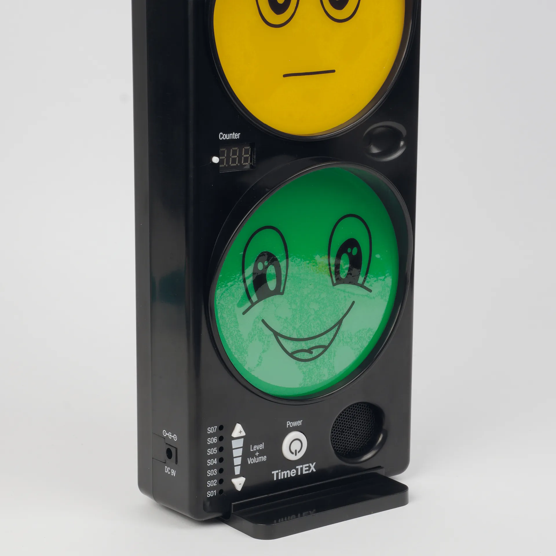 Feu tricolore multifonction : évaluation du niveau sonore et timer