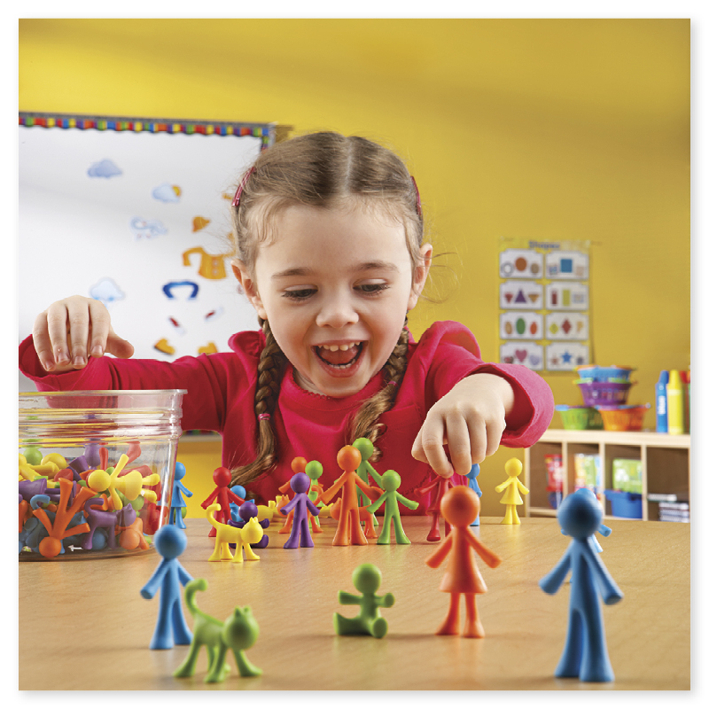 Familjefigurer i olika färger, 72 st, i en hink