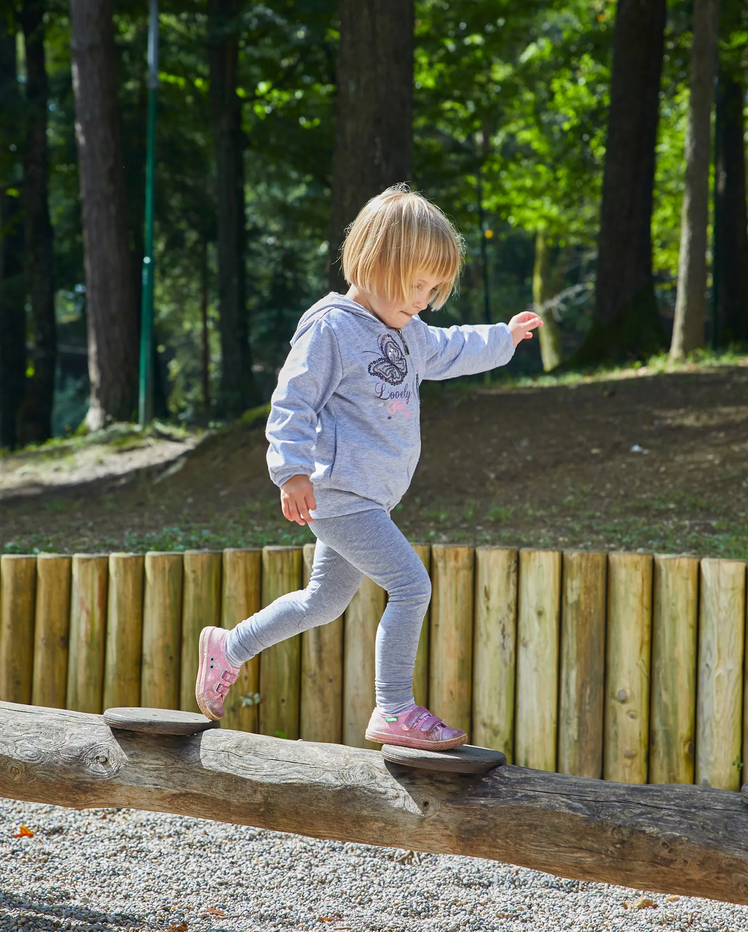 Kind spielt auf Brücke