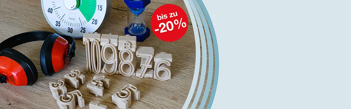 Auf einen Tisch liegen ein roter Gehörschutz eine Zeitdauer-Uhr und eine Sanduhr