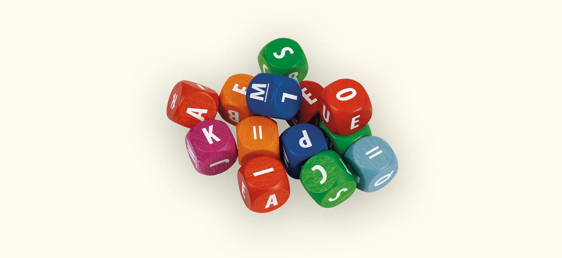 bunte Würfel mit aufgedruckten Buchstaben