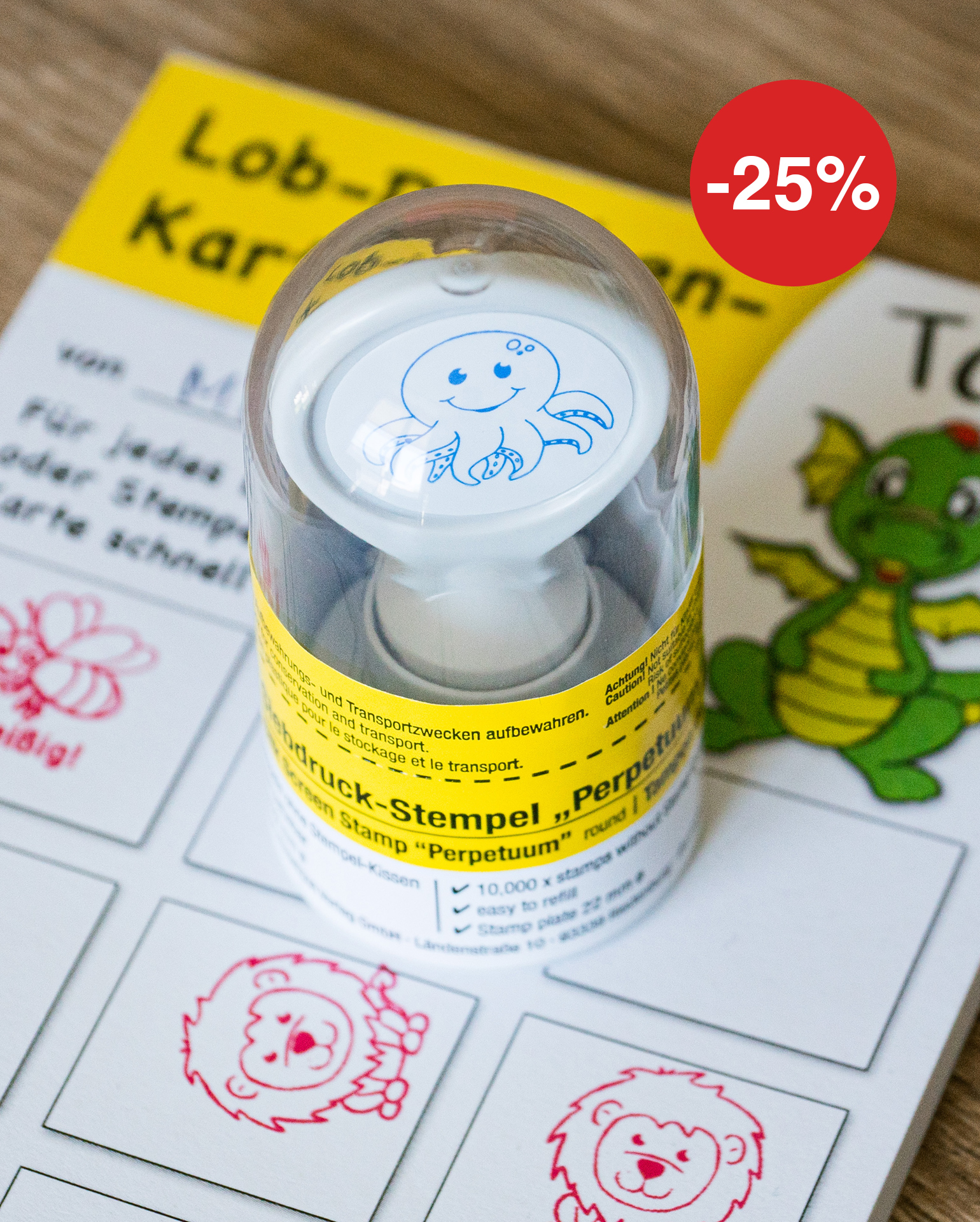 Stempel in blauer Farbe mit Oktopus Motiv steht auf einen Stapel Lob-Karten