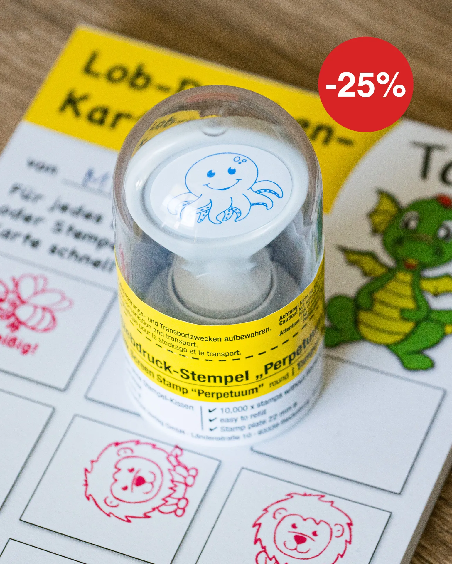 Stempel in blauer Farbe mit Oktopus Motiv steht auf einen Stapel Lob-Karten