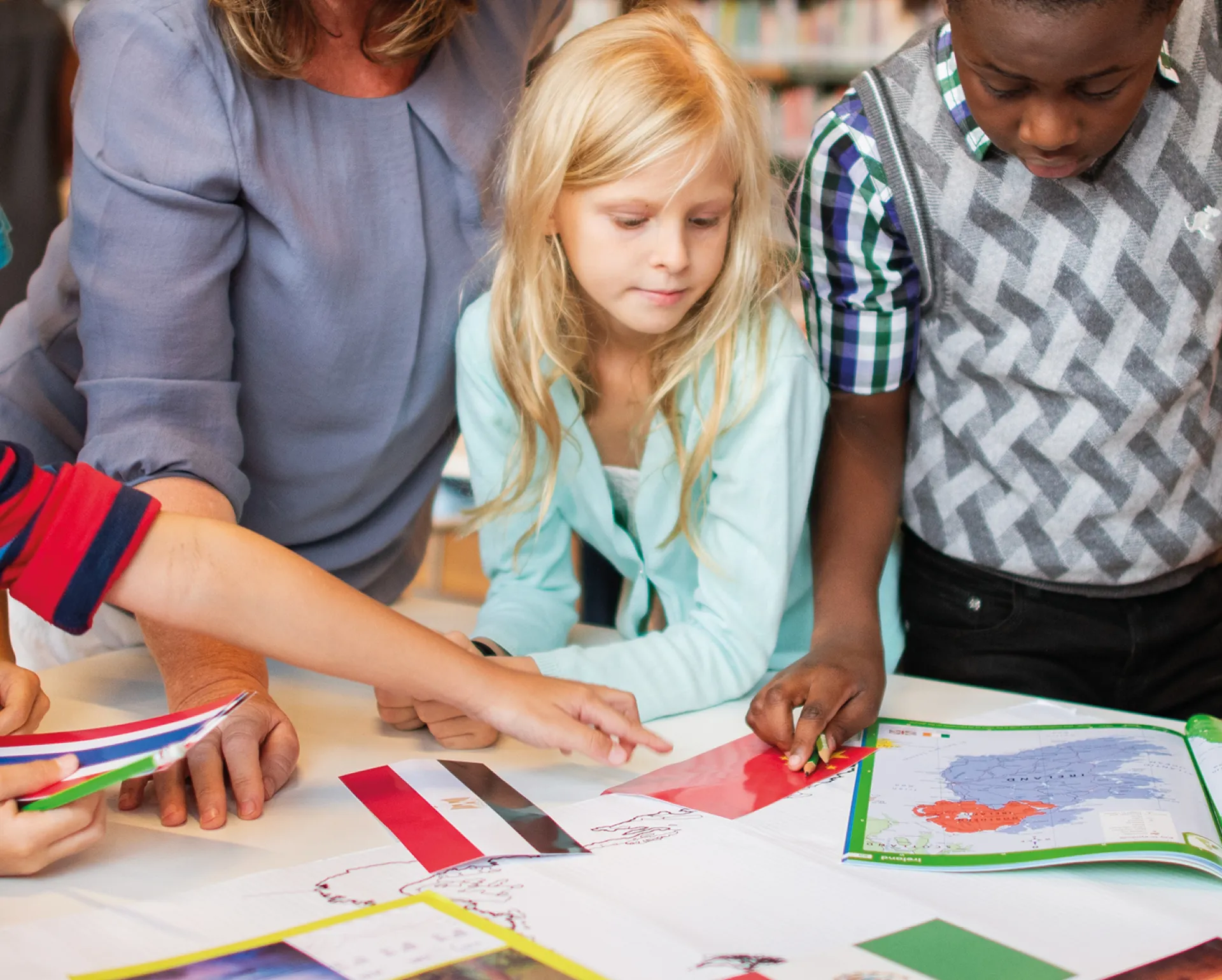 Kinder arbeiten im Team in der Schule