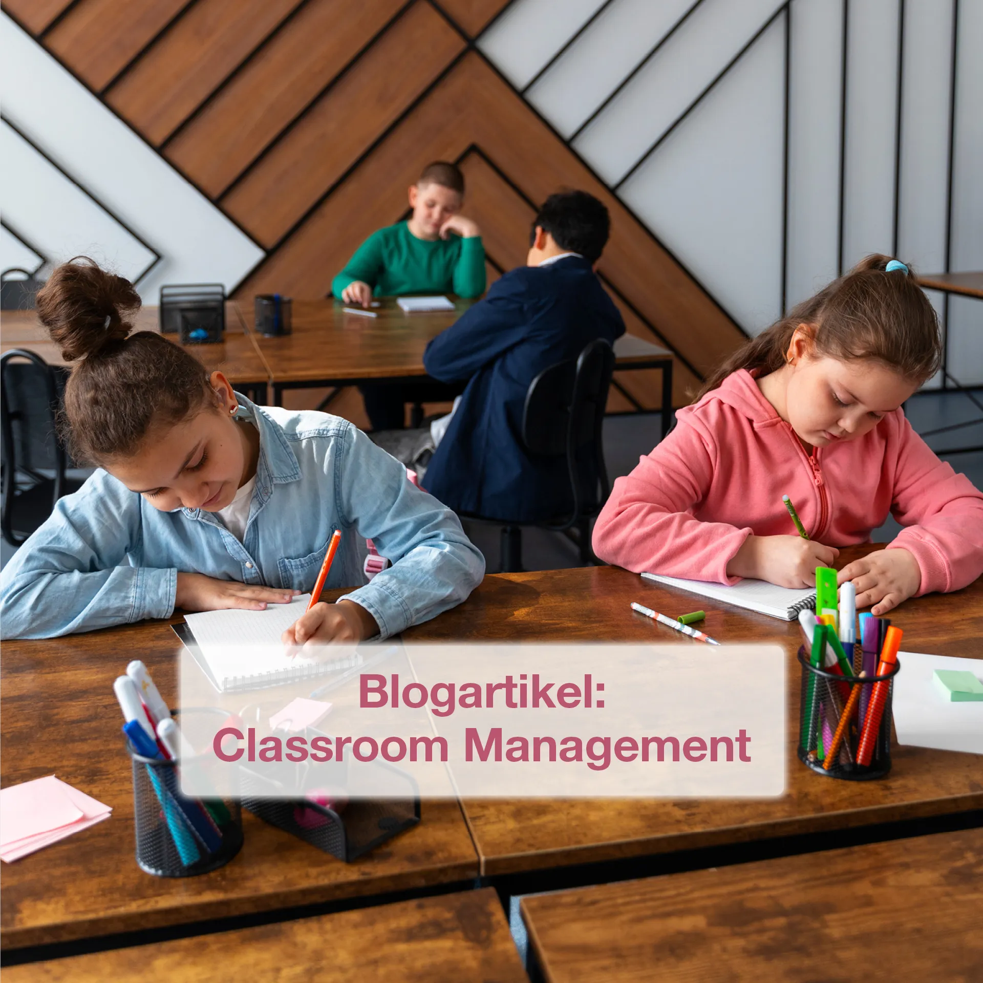 Schüler sitzen konzentriert an einem Tisch vor ihren Aufgaben