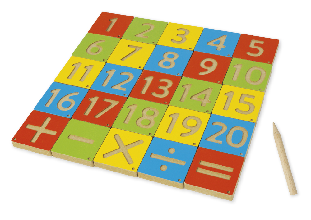Nummerskyltar 1-20, 6x6 cm, med aritmetiska symboler och penna, i en trälåda