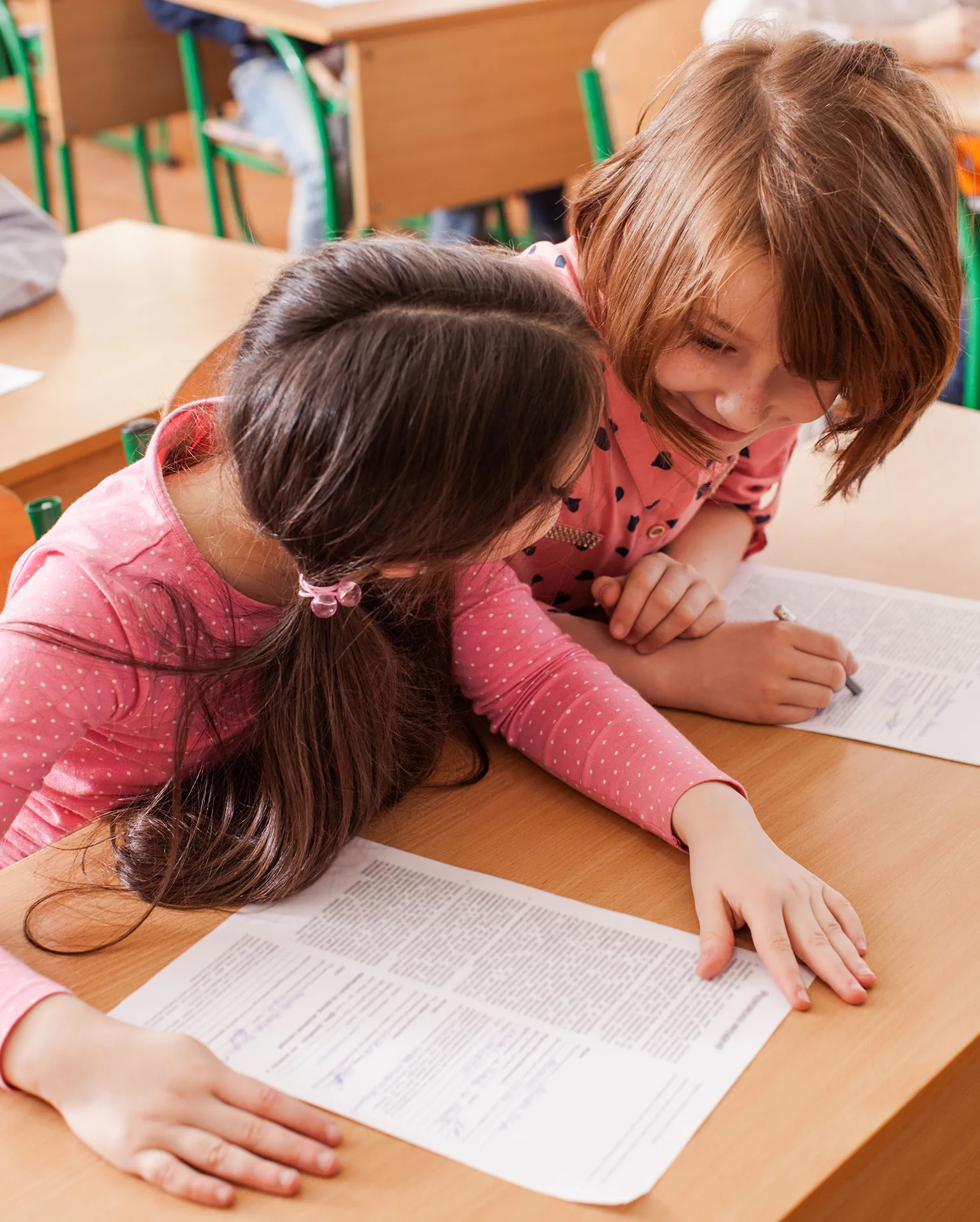 Zwei Kinder diskutieren in der Schule