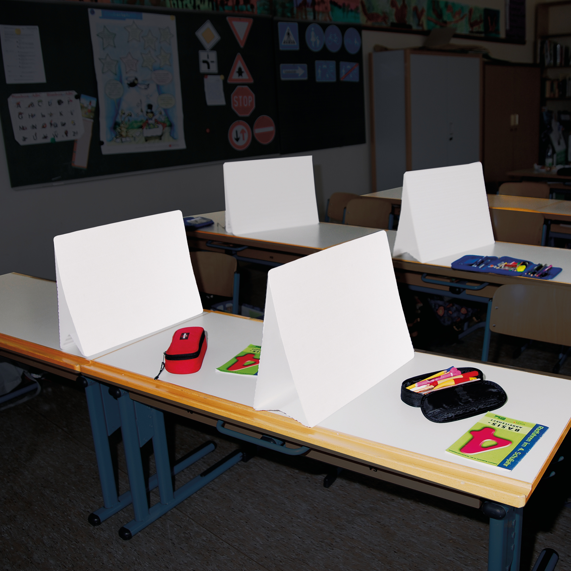 Clausura-Koffer gefüllt für Klassensatz, Sichtschutz Oberfläche gewellt, weiß II./SO