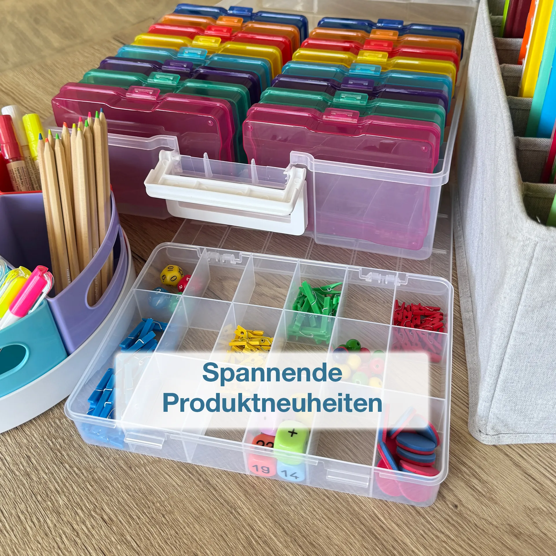 Auf einen Tisch stehen verschiedene Boxen zur Aufbewahrung und Sortierung