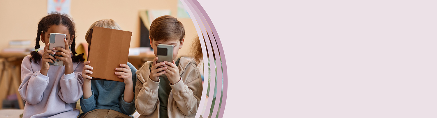 Kinder blicken in Smartphones und Tablets