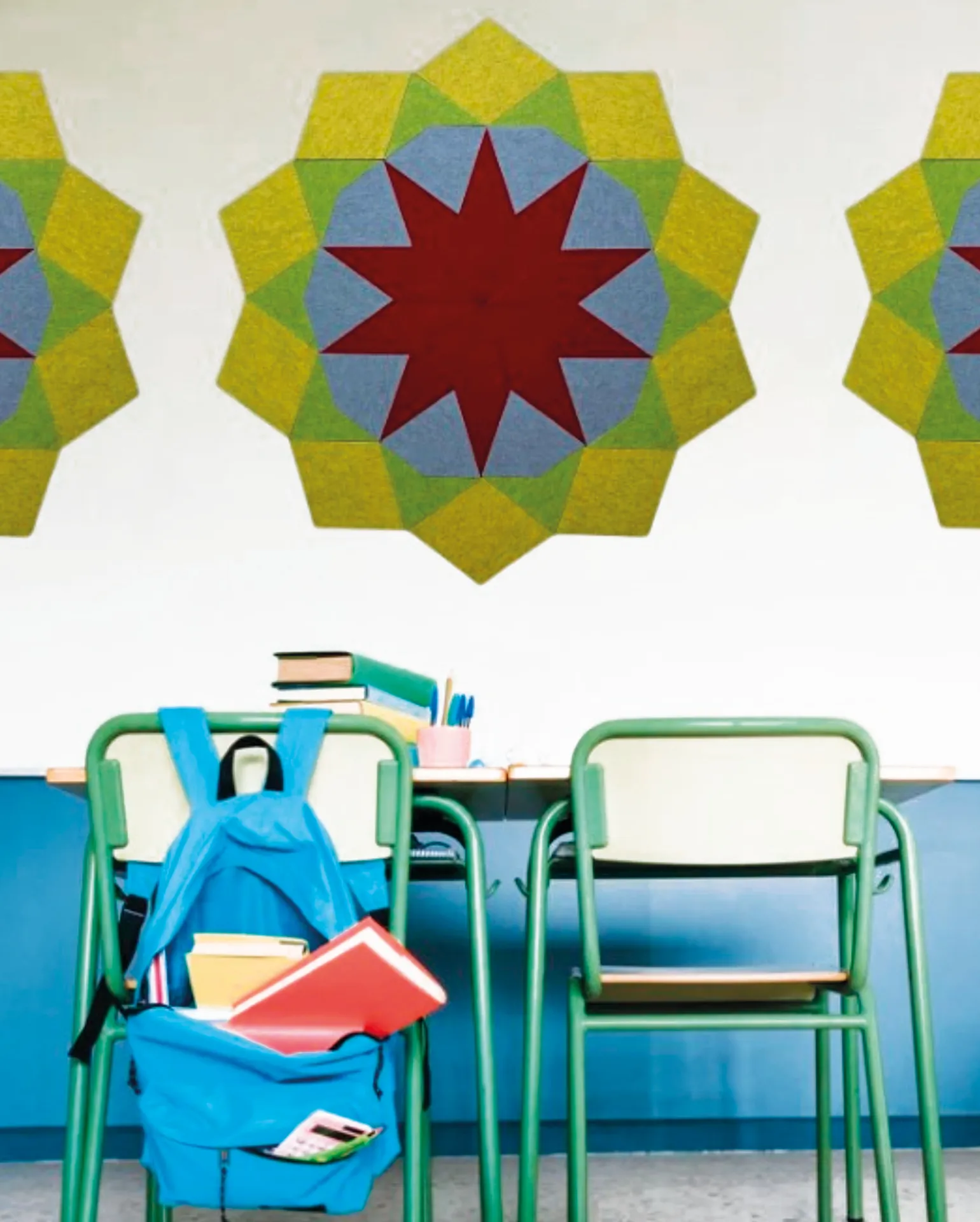 Ein bunter Schallschutz in Blumenform ist im Klassenzimmer angebracht
