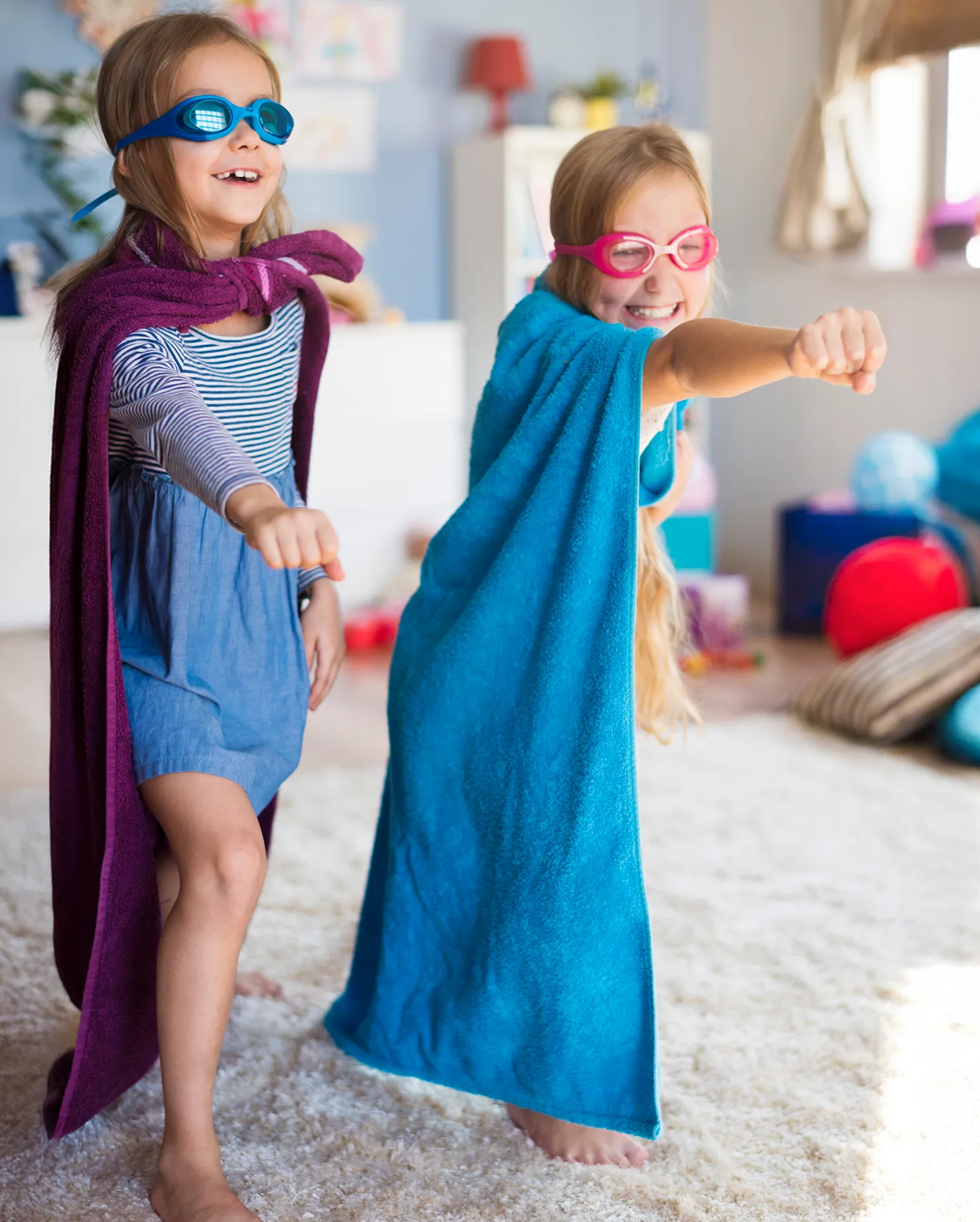 Zwei Kinder verkleidet als Superwoman