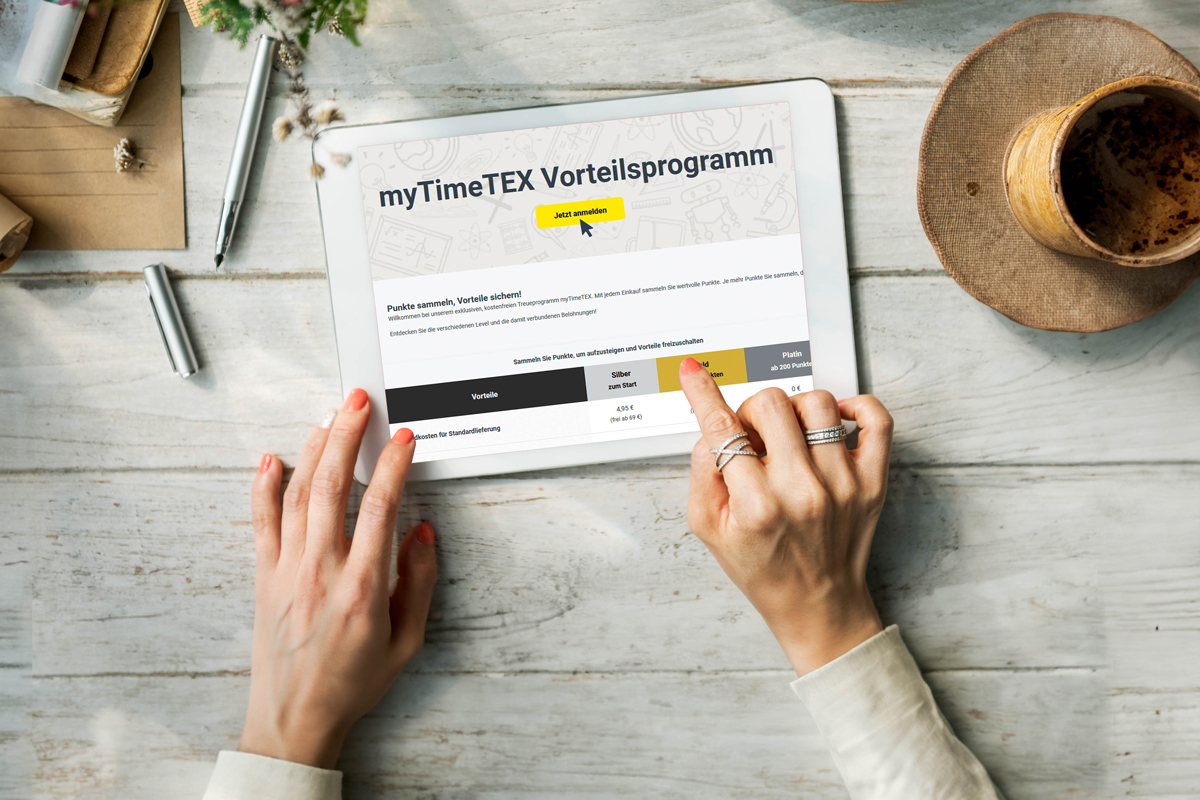 Auf einen Tisch liegt ein Tablet auf den die Seite mit myTimeTEX Vorteilsprogramm geöffnet ist