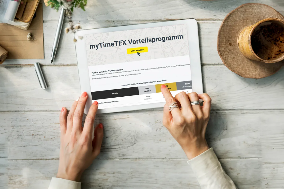 Auf einen Tisch liegt ein Tablet auf den die Seite mit myTimeTEX Vorteilsprogramm geöffnet ist