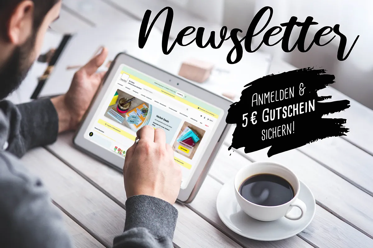 Person liest TimeTEX Newsletter auf einem tablet am Tisch neben einer Kaffeetasse