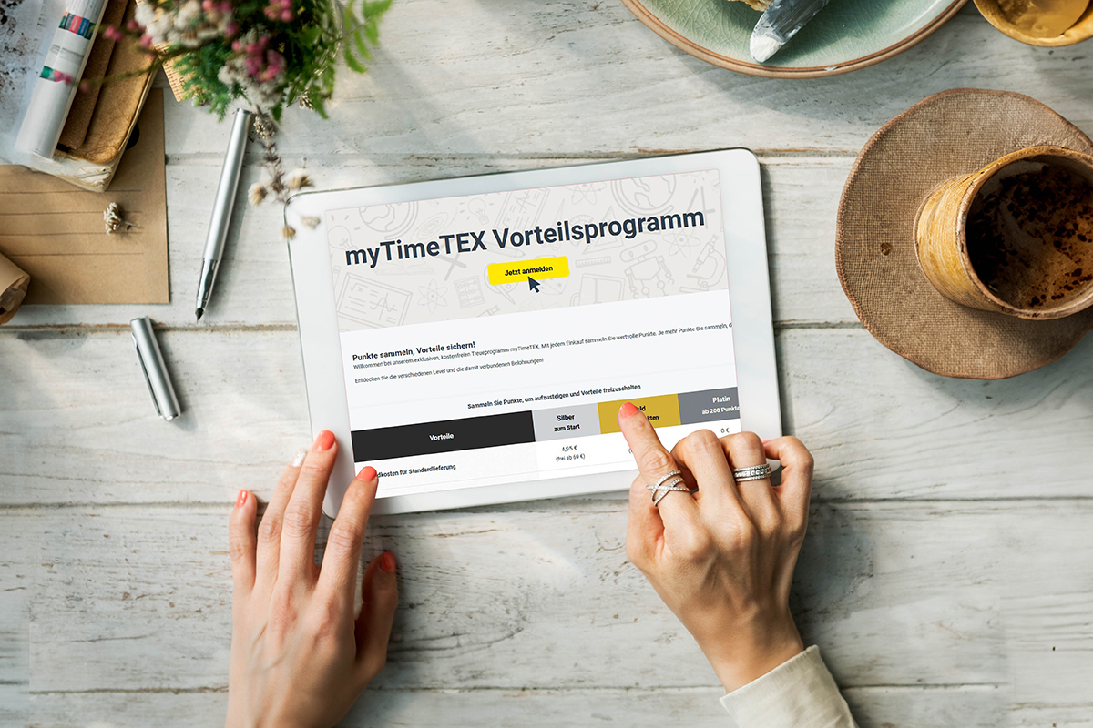 Auf einen Tisch liegt ein Tablet auf den die Seite mit myTimeTEX Vorteilsprogramm geöffnet ist