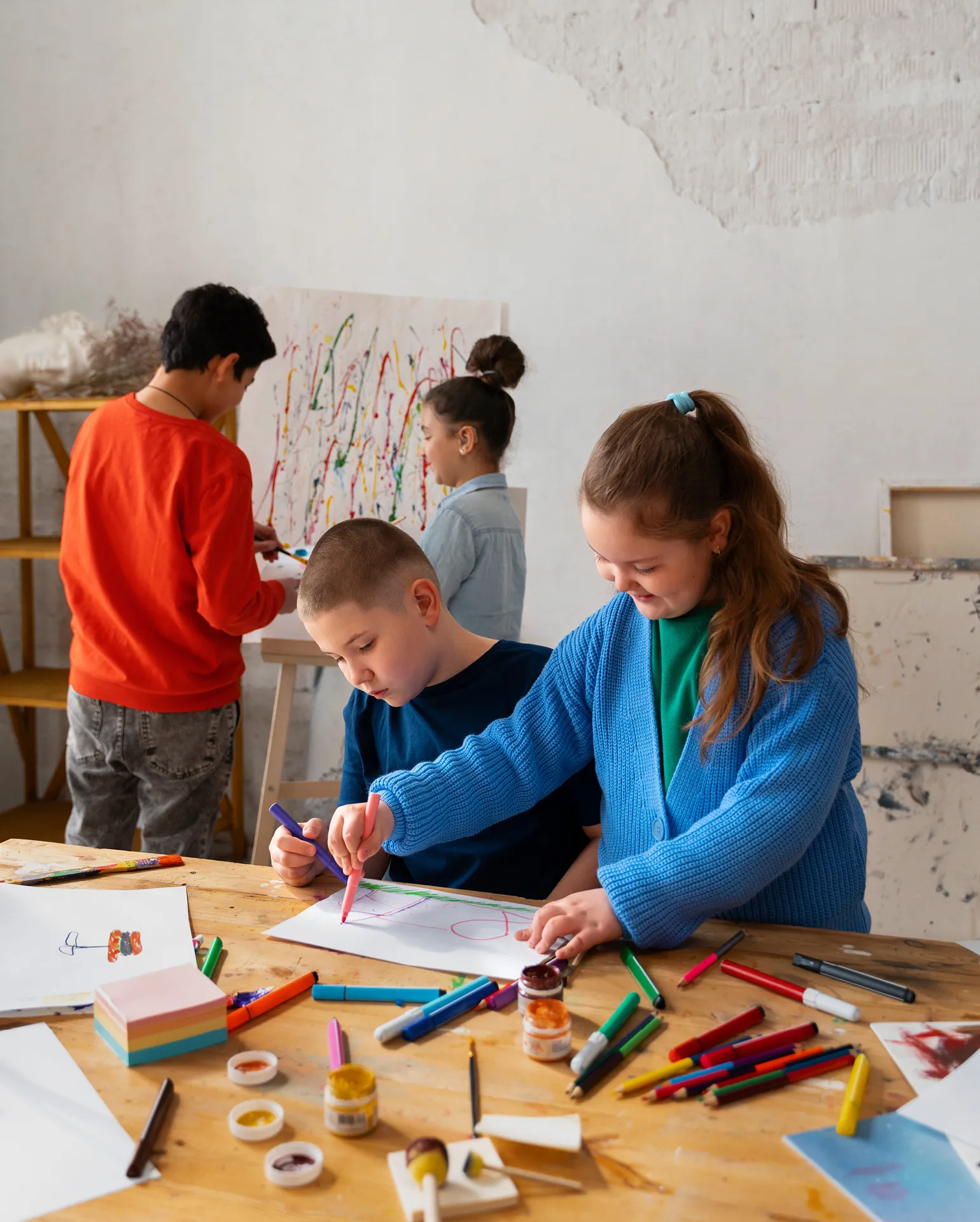 Kinder zeichnen im Kunstunterricht