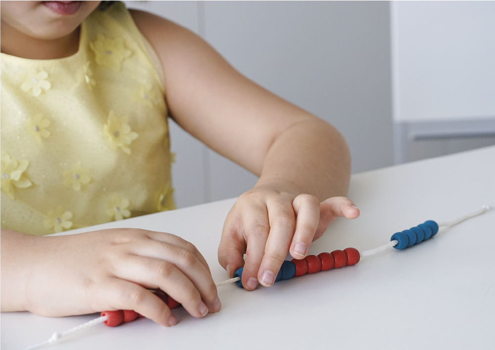 Aritmetisk kedja XL av RE-Wood, 20 st blå/röd