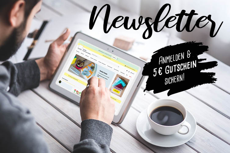 Person liest TimeTEX Newsletter auf einem tablet am Tisch neben einer Kaffeetasse