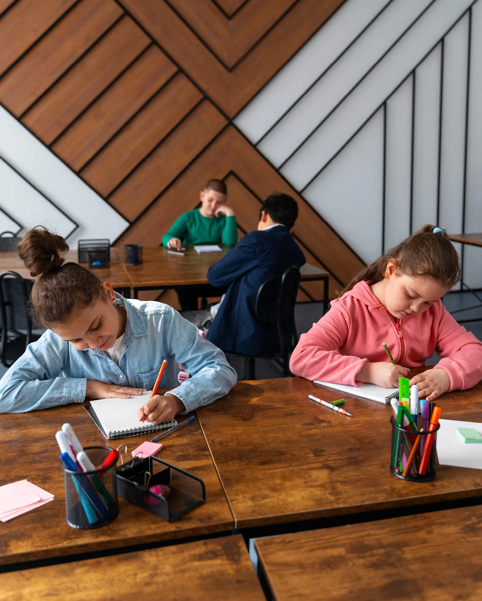 Schüler beim schreiben in der Schule