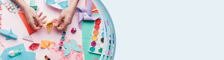 Kreativer Basteltisch mit Origami, Wasserfarben und Papierarbeiten