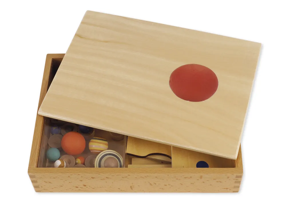 TimeTEX solsystem, tillverkat av trä, i en trälåda "Montessori Premium"