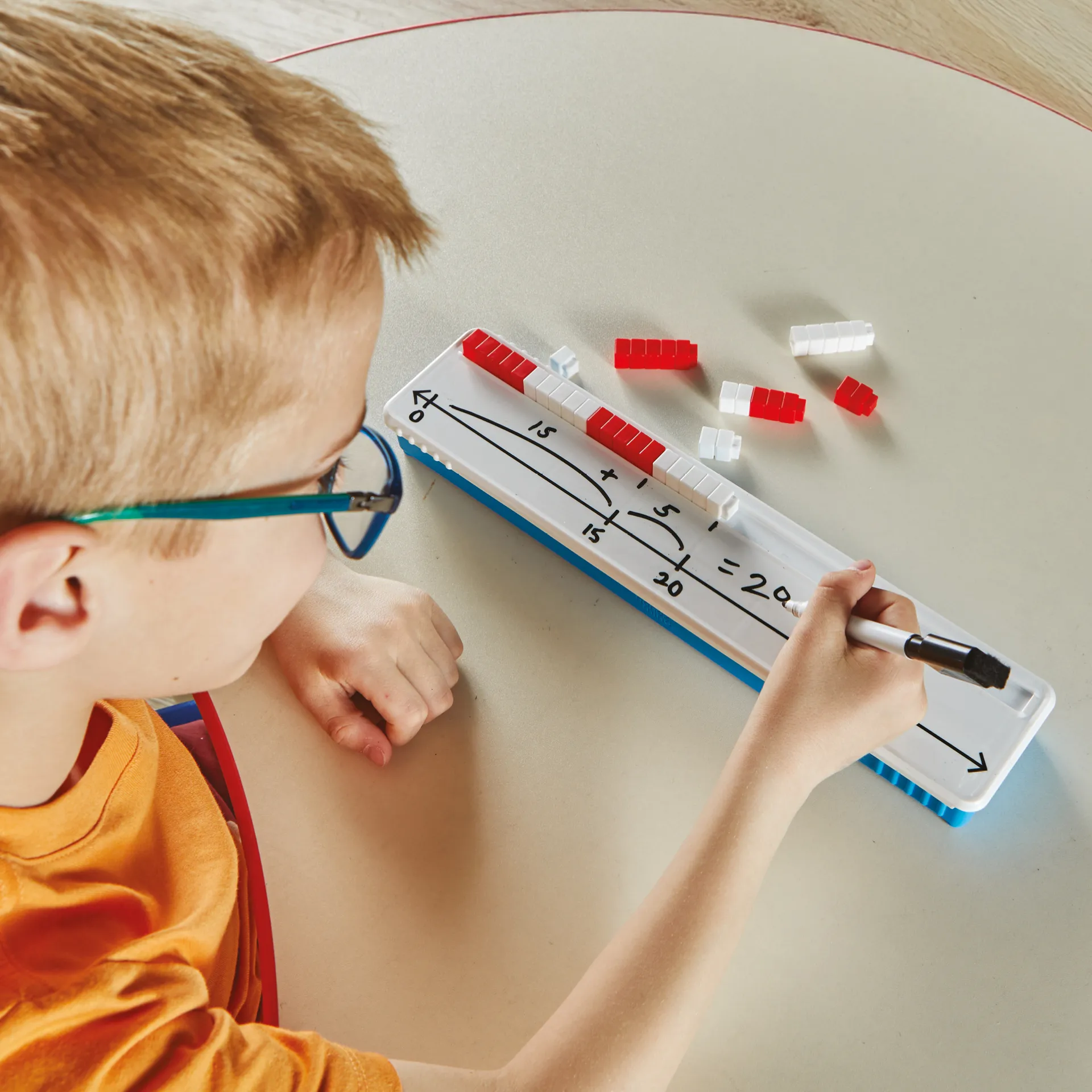 Blanco getallenlijn met rekenblokjes rood-wit, 52-delig