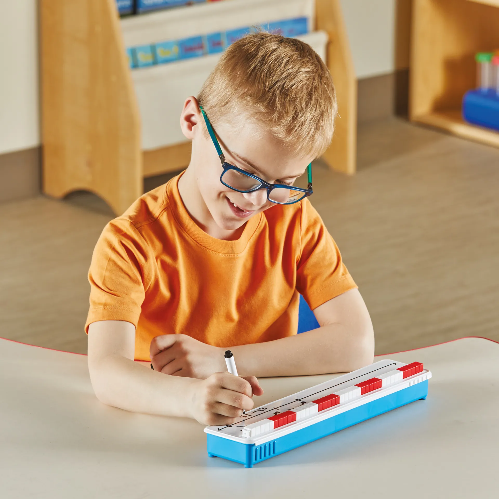 Blanco getallenlijn met rekenblokjes rood-wit, 52-delig