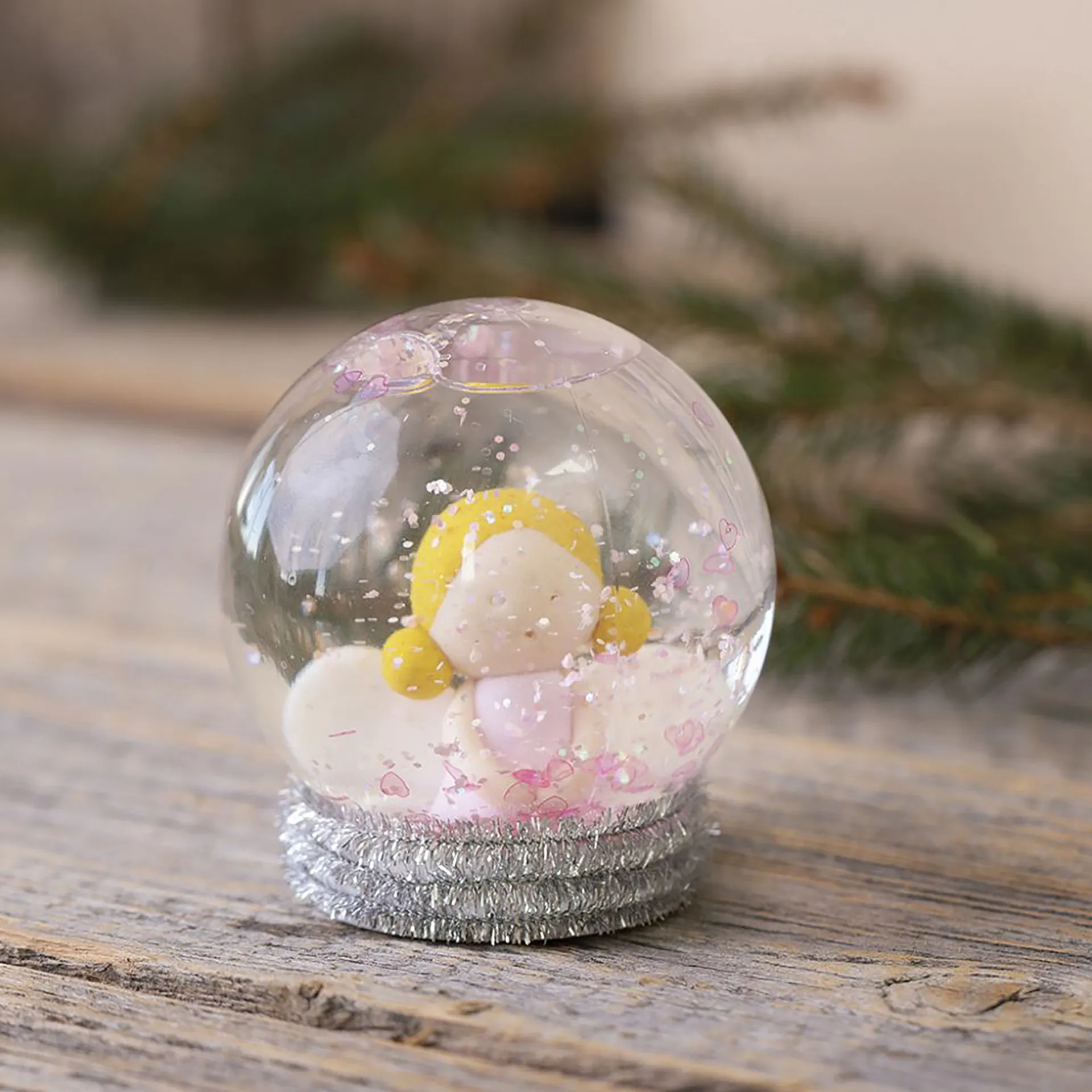 Schüttelkugel aus Kunststoff, ca. 8 cm ø